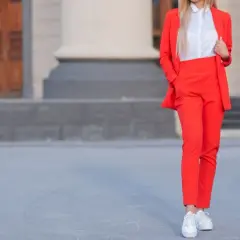 Jakie buty do czerwonych spodni damskich? Praktyczne porady na każdą okazję