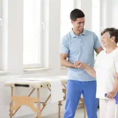 Komu przysługuje rehabilitacja bez kolejki? Sprawdź, kto ma prawo