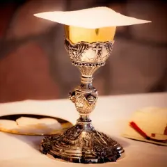 Jak rozłożyć kielich na ołtarzu - krok po kroku do perfekcji liturgicznej