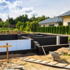 Czym izolować fundamenty, aby uniknąć wilgoci i strat ciepła?
