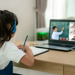 Co to jest nauczanie zdalne? Definicja, zalety, wady i praktyczne zastosowania