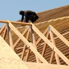 Tout savoir sur les chevrons pour toiture : types, installation et choix