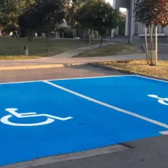 Czy miejsca parkingowe dla niepełnosprawnych są płatne? Oto prawda!