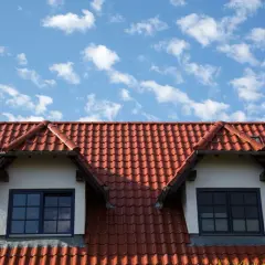Dachówka ceramiczna czy betonowa – co wybrać, aby uniknąć błędów?