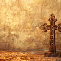 Drewniany krzyż: symbole i historia - odkryj ich tajemnicę