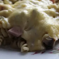 Zapiekanka makaronowa z pieczarkami i jajkiem – łatwy przepis na smaczne danie