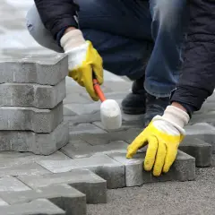Na czym układać kostkę brukową? Kluczowe materiały i techniki