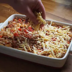 Szybka zapiekanka z mięsem mielonym i makaronem, która zachwyca smakiem