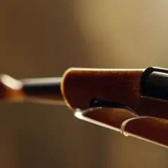 Jak używać kalafonii? Poznajmy sekrety idealnego brzmienia skrzypiec