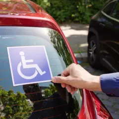 Czy opiekun osoby niepełnosprawnej może korzystać z karty parkingowej?