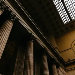 Czy rozprawa może się odbyć bez oskarżonego? Sprawdź, co grozi