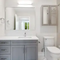Jakie oświetlenie do WC wybrać, aby uniknąć nieprzyjemnych efektów?
