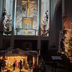 Jaka modlitwa przy okadzaniu domu? Odkryj jej znaczenie i moc