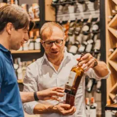 Rum czy whisky: kluczowe różnice, które warto znać przed wyborem