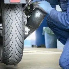 Przegląd motoroweru krok po kroku: Czego mechanicy naprawdę pilnie szukają