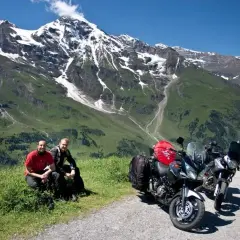 Najlepsze trasy motocyklowe w Alpach: malownicze szlaki i praktyczne porady dla motocyklistów
