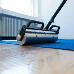 Jak położyć wykładzinę na panele bez błędów i uzyskać trwały efekt