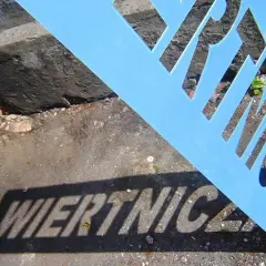 Czy odklejać naklejki z czapki? Poznaj zalety i wady tej decyzji