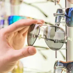 Jakie oprawki wybrać: plastikowe czy metalowe – co jest lepsze?