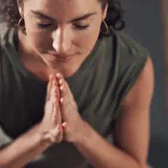 Co znaczy namaste w jodze? Odkryj jego głębokie znaczenie i moc