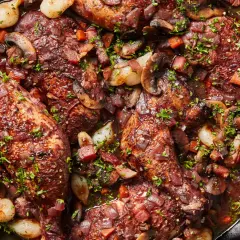 Coq au vin - tradycyjny przepis, który zachwyci Twoich gości