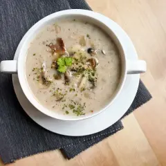 Jakie przyprawy do zupy pieczarkowej, aby wzbogacić jej smak?