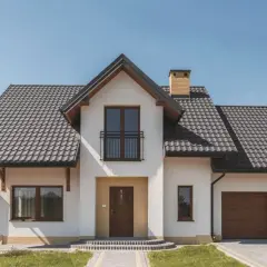 Dachówka czy blachodachówka na stary dom – co wybrać, aby nie żałować?