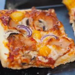 Przepis na ciasto na pizzę na dużą blachę - Idealne na imprezę
