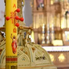 Co oznaczają symbole na paschale? Znaczenie i historia paschalnych znaków