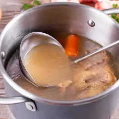 Jak ugotować idealny wywar mięsny na zupę – prosty przepis i porady dla intensywnego smaku