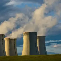 Jak działa elektrownia atomowa? Odkryj tajniki jej działania i bezpieczeństwa
