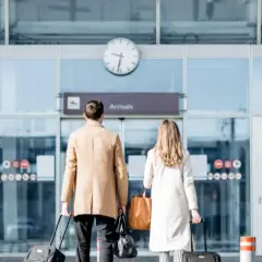 Ile czasu przed odlotem trzeba być na lotnisku Gdańsk, aby nie spóźnić się?