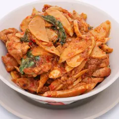 Zanurz się w smaku Tajlandii z kurczakiem w zielonym curry na obiad