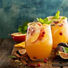 Pyszne drinki z białym winem, które orzeźwią każdą imprezę