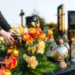 Ile powinny leżeć kwiaty po pogrzebie, aby oddać szacunek?