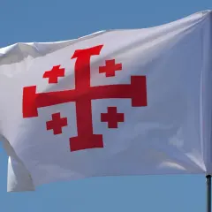 Czy katolik może nosić krzyż jerozolimski? Odkryj prawdę o tym symbolu
