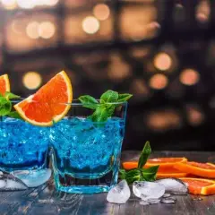 Najlepsze drinki z Bols Blue: wyjątkowe przepisy na kolorowe koktajle
