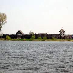 Skansen Biskupin: odkryj fascynującą historię osady z epoki żelaza