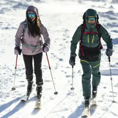 Idealny outfit na narty: jakie elementy są niezbędne, aby nie zmarznąć