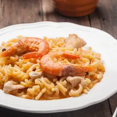 Fideuá de pollo y gambas: receta fácil que no puedes perderte