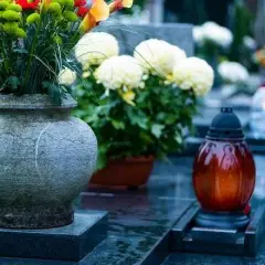 Czym się różni cmentarz komunalny od parafialnego? Kluczowe różnice