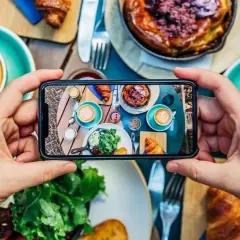 Czy można wywołać zdjęcia z telefonu u fotografa? Sprawdź opcje i koszty