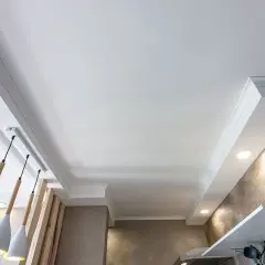 Jaki sufit w salonie wybrać? Inspiracje i praktyczne porady na każdą okazję