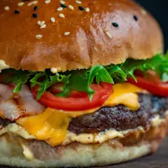 Jak doprawić mięso wołowe na burgery, by zaskoczyć smakiem