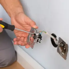 Jak naprawić kontakt elektryczny: 5 prostych kroków do bezpiecznej naprawy