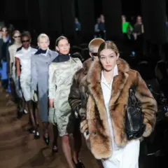 Jak się modnie ubierać zimą: sekrety stylowych i ciepłych outfitów