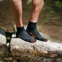 Jakie skarpetki, żeby noga się nie pociła? Odkryj skuteczne materiały