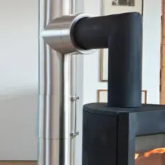 Jaki komin do kominka na drewno zapewnia bezpieczeństwo i efektywność?