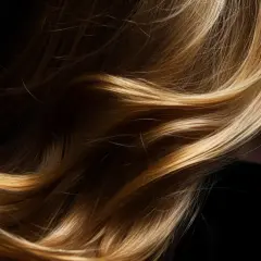Ciemny blond czy szatyn? Wybór odpowiedniego koloru włosów