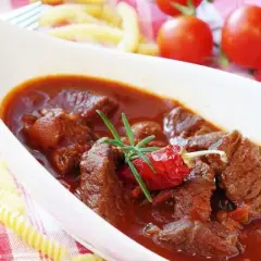 Jak idealnie przyprawić wołowinę na gulasz – sekret miękkiego i aromatycznego dania